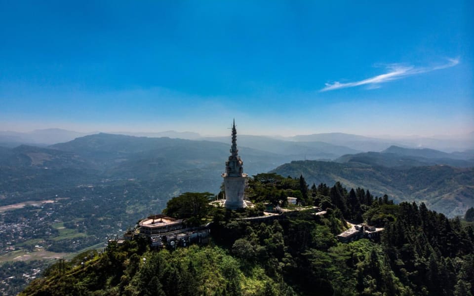 山頂の限られたスペースに、仏教寺院(仏堂)・ヒンドゥー教の小さなコーヴィル(寺院)・イスラム教のモスク・キリスト教の教会が調和するように並んでいる