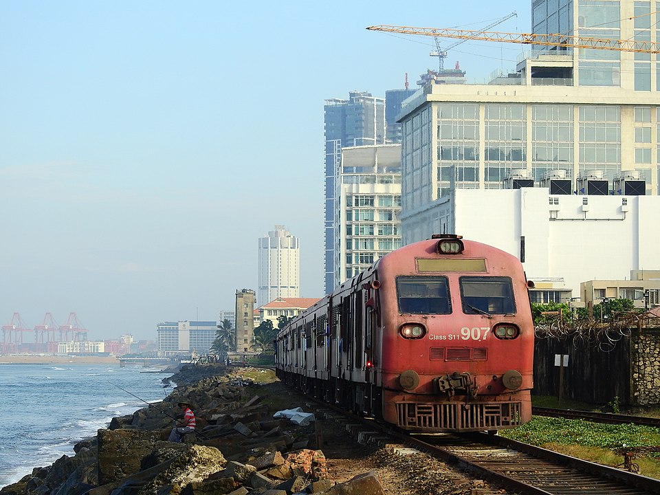 南部鉄道に乗れば、終点マータラまで約2.5~3時間の列車旅が楽しめます(車窓から海岸線の風景が広がる人気路線