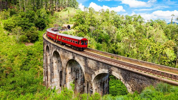 スリランカの高原地帯をゆく山岳鉄道の旅
