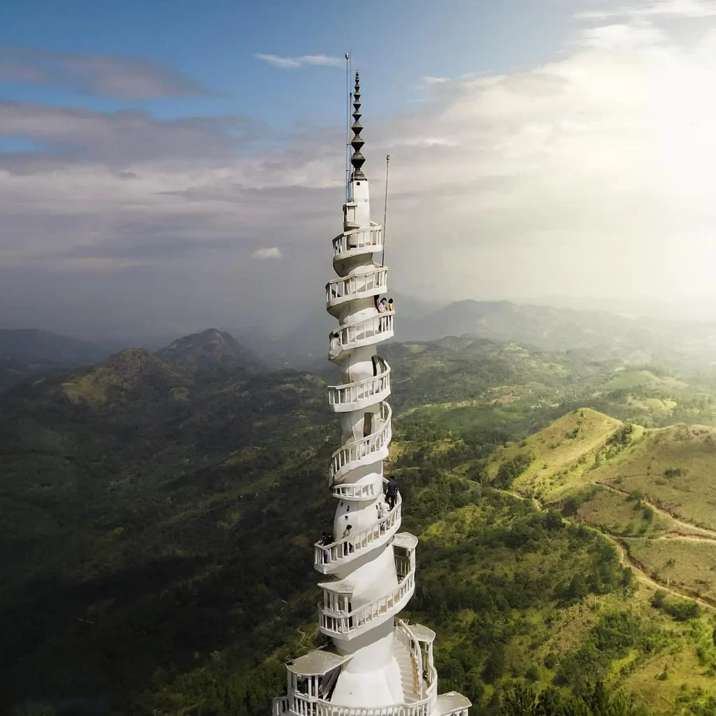 アンブルワワタワー(Ambuluwawa Tower)はスリランカ中央部の町ガンポラ(Gampola)近郊、標高約1,000mの山頂にそびえる白い螺旋状の塔