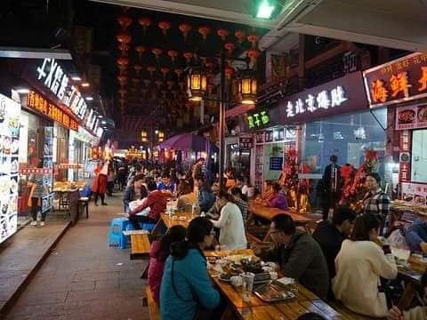 スリランカで無料で食べ物や飲み物を振る舞う屋台(ダンサラ