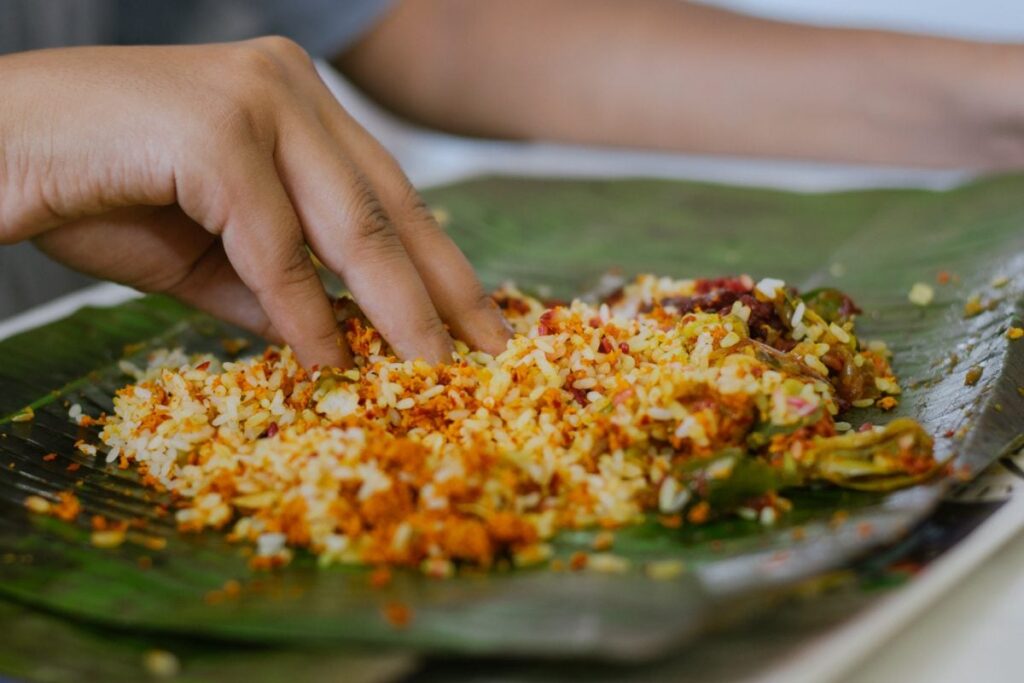 スリランカの右手の指先を器用に使ってカレーとご飯を混ぜ、一口大にしていただくスタイル