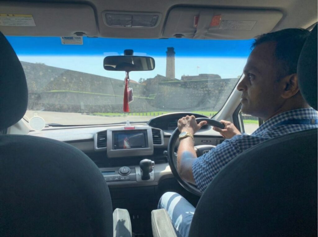 運転しながら説明してくれるRanjana