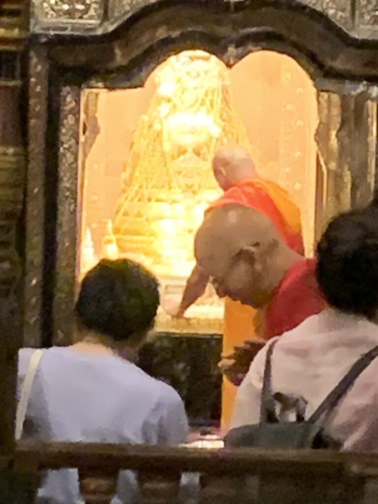 キャンディの仏歯寺の参拝