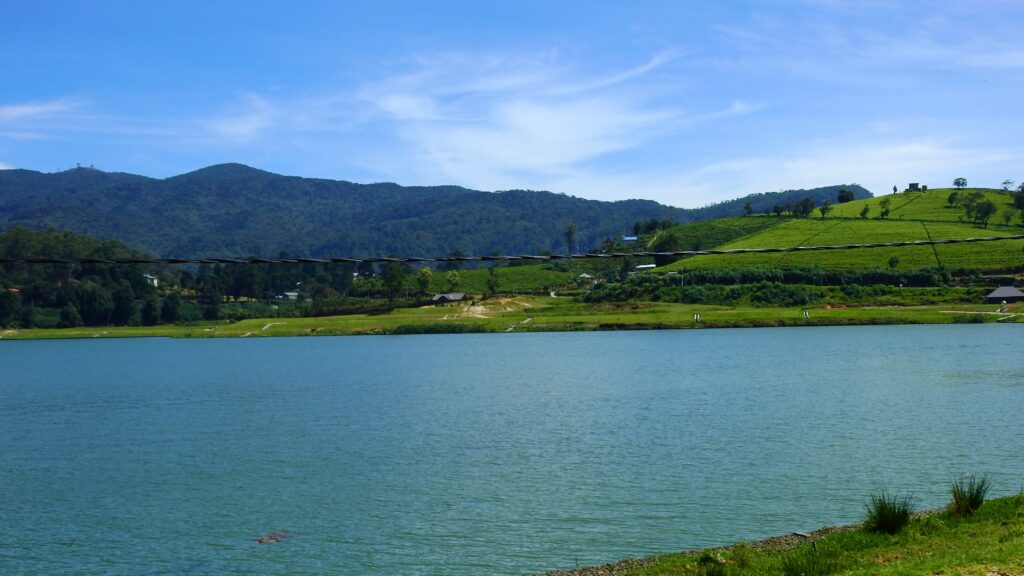 ヌワラエリヤの町の中心からほど近い場所にある美しい人造湖のグレゴリー湖(Lake Gregory):