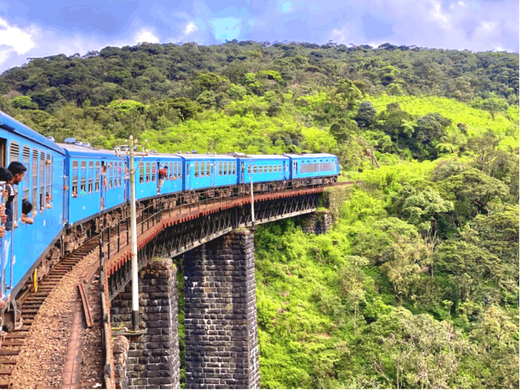 ナインアーチブリッジを渡る紅茶列車。