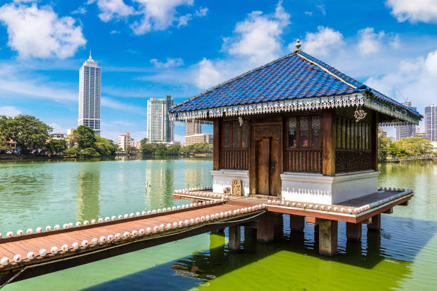 ベイラ湖に浮かぶように建つシーマ・マラカヤ寺院の風景