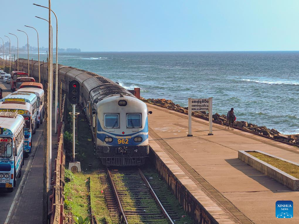 スリランカの鉄道:インド洋を望む海岸線の車窓風景