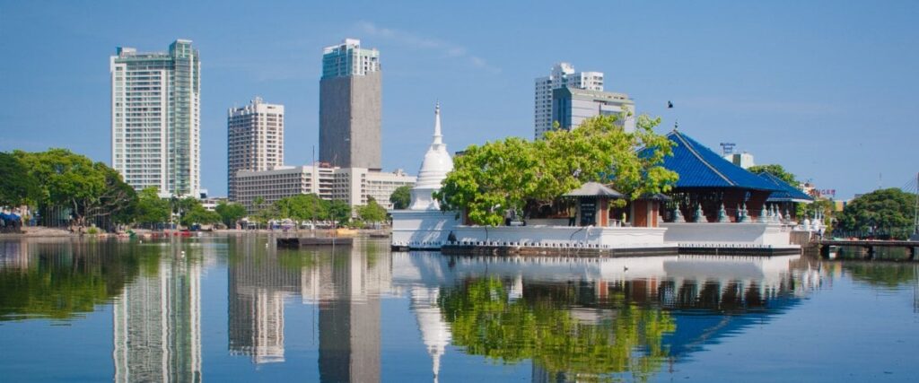 シーマ・マラカヤ寺院が浮かぶベイラ湖(Beira Lake)