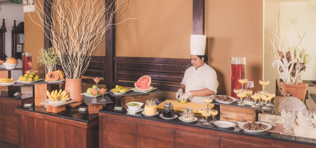 レストランのビュッフェカウンターでは、彩り豊かなスリランカ料理がずらりと並びます。野菜カレーや豆料理を中心に、その場でシェフが焼いてくれるロティ(薄焼きパン)や新鮮フルーツも。各料理にはドーシャのラベルが掲示され、自分の体質に合ったものを自由に選べます。